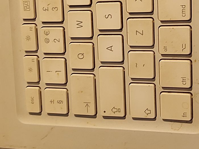 Vintage Apple MacBook, working fine and in reasonable condition for its age. No Charger