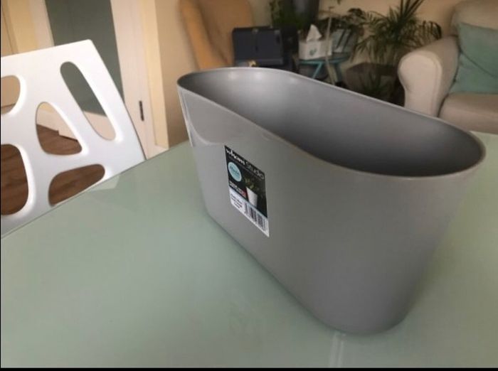Plastic glossy pot/ planter