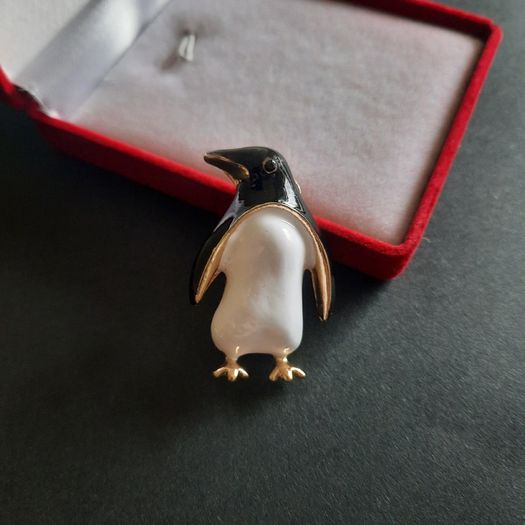 Enamel Penguin Brooch Pin | Gold Tone Animal Lapel Pin Cute Arctic Bird Jewelry Gift for Nature Lover (X06)