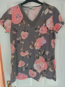 Gina Benotti V-neck grey floral long line top size UK16/18 EU44/46 Postage included