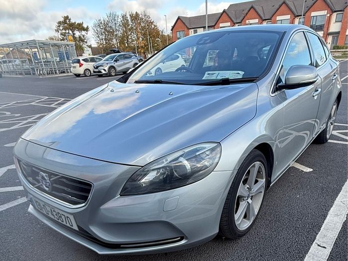 Volvo V40 2013 Automatic 1.6 TURBO PETROL Low kilometer 108,000km