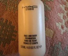 MAC Face and Body Foundation N1