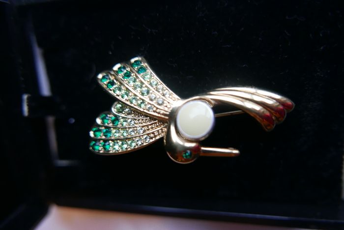 Vintage Monet Gold Plate Crystal Jelly Belly Hummingbird Brooch and Box
