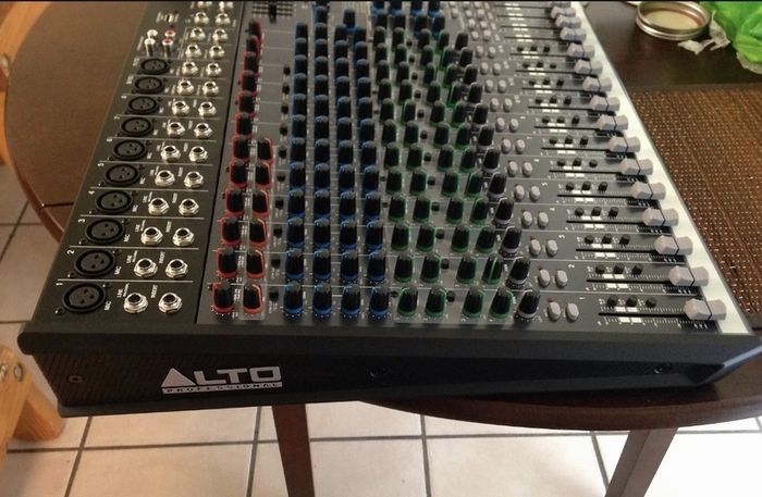 Alto Professional Live 1604, flight cased.