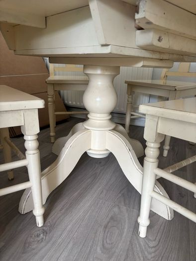Round Table & 4 Chairs