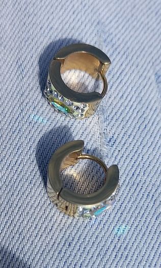 Vintage jewelry is sold individually for 5 to 10 euros.