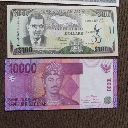 Lot of 8 Uncirculated /EF.World Banknotes.No 7.