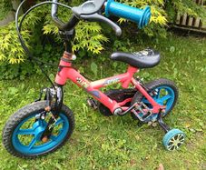Childs bike with stabilisers