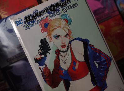 Harley Quinn ! 25th Anniversary Special ! First Issue ! Jet Pack / Forbidden Planet Exclusive Josh Middleton Color Variant Cover ! 2017 ! by DC Comics !