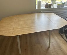 Extendable dining table