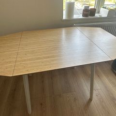 Extendable dining table