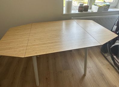 Extendable dining table