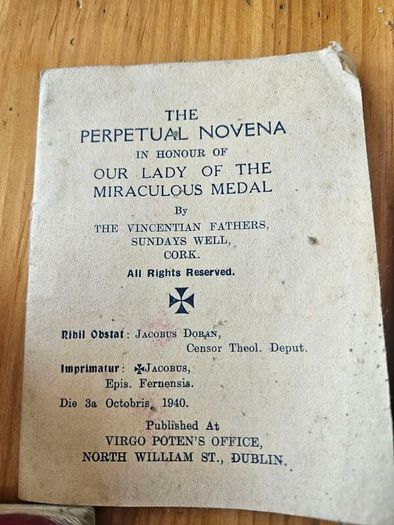 THE IDEAL MISSAL 1936 PLUS 4 BOOKLETS 1940-60s. Missal in poor condition BOOKLETS in good condition.  See photos for same.