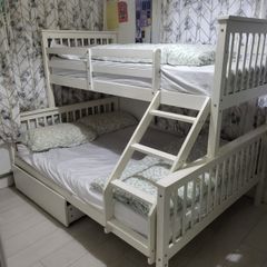 Triple bunk bed