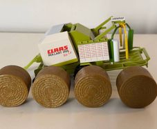 Siku 2453 Claas Rollant 255 Uniwrap, 4 Bales