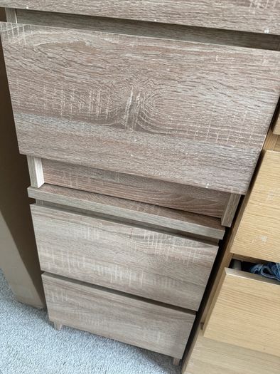 2 bedside lockers