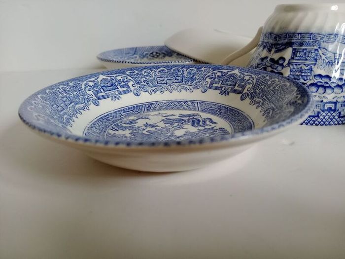 vintage willow cups, saucers and bowl, blue willow cups