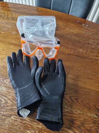 Scuba Mask and 4th Element 5mm Gloves
