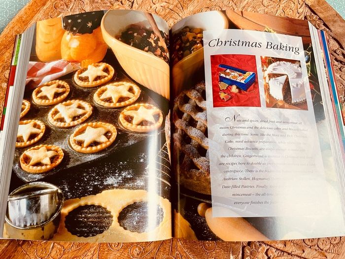 The Perfect Christmas Carolyn Bell Christmas Recipes, Crafts and Decorations Book