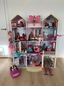 Large playhouse with 30 Barbies and accessories