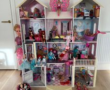 Large playhouse with 30 Barbies and accessories