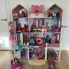 Large playhouse with 30 Barbies and accessories
