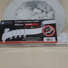 Flexible curtain track
