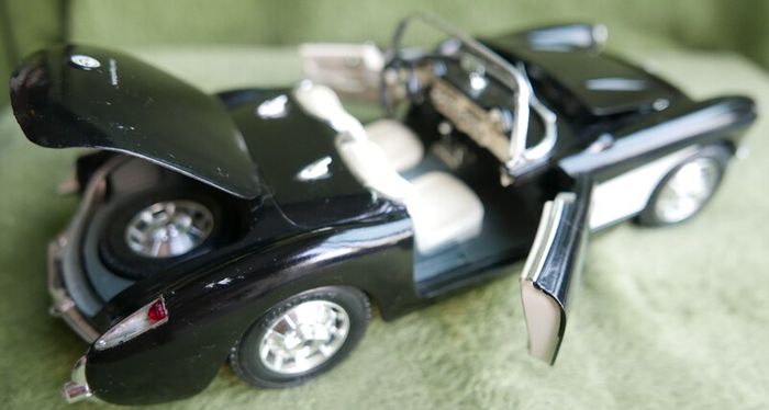 Vintage Bburago Chevrolet Corvette 1957 Convertible Black And White 1/18 Scale