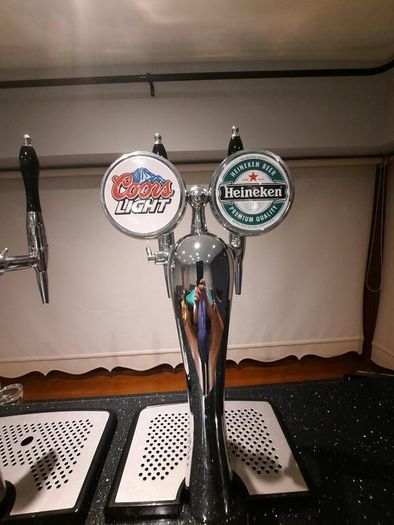 Double beer tap with illuminated badges