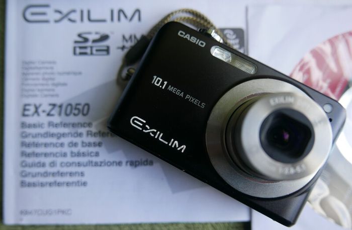 Casio Exilim EX-Z1050 Digital camera Made w/ Box and Accessories , universal charger- Tested