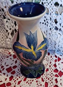 Old Tupton Ware / Iris Vase