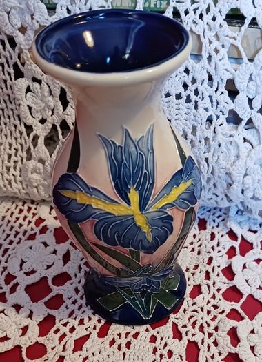 Old Tupton Ware / Iris Vase