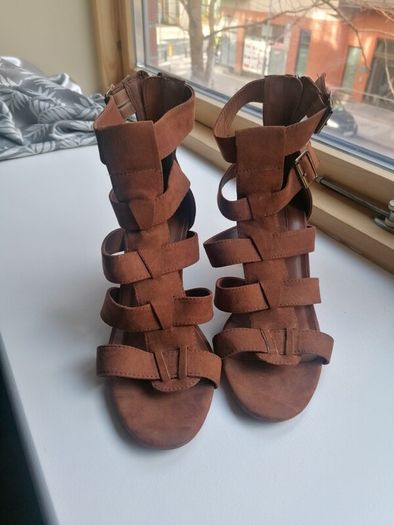 beautiful tan sandles
