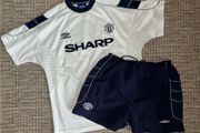 MANCHESTER UNITED away jersey shirt AND shorts Umbro 1999 2000 season. TREBLE WINNERS highly sought after SHARP sponsor edition