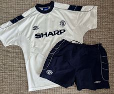 MANCHESTER UNITED away jersey shirt AND shorts Umbro 1999 2000 season. TREBLE WINNERS highly sought after SHARP sponsor edition