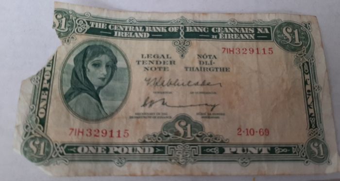 Bundle old irish bank notes