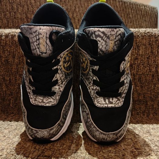 Trainers, size 6