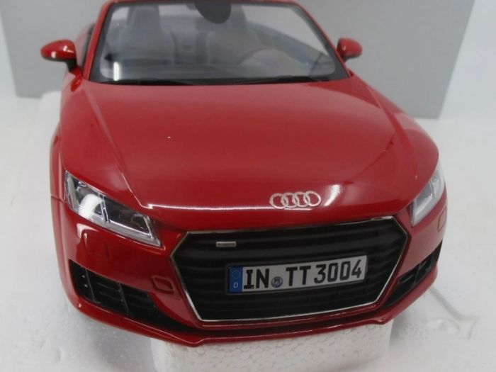 AUDI TT Roadster 2014 - Minichamps Dealer Edition 1/18 New In Box