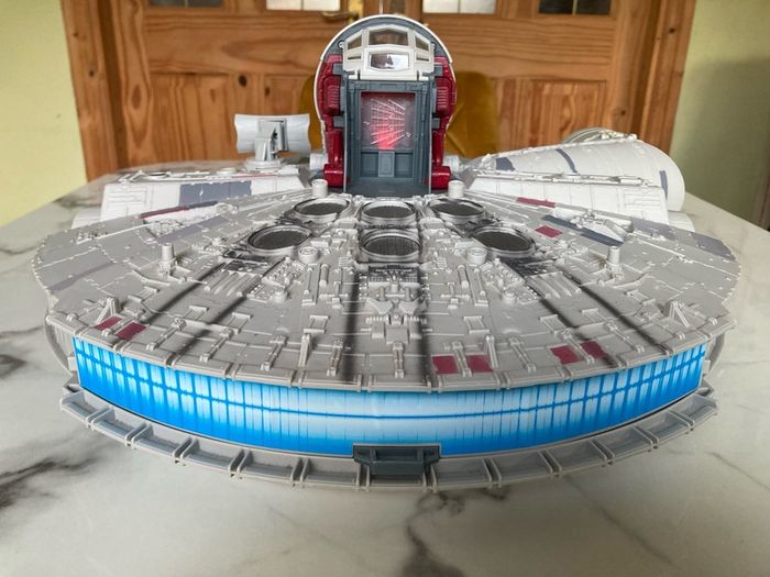Star Wars Episode VII, VIII, IX Deluxe Battle Action Millennium Falcon