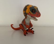 Fingerlings untamed dinosaur toy