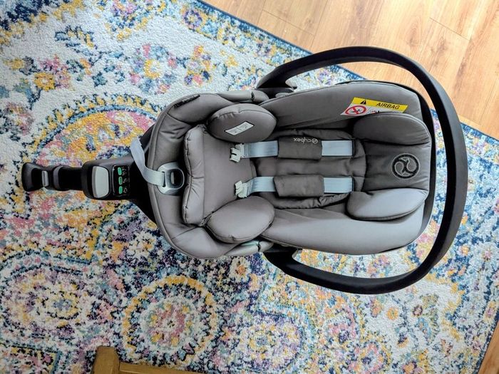 Cyber infant car seat with base