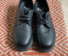 Dr marten black size 5 very good condition - hardly worn