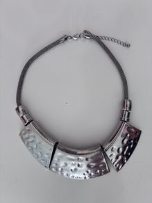 gunmetal-finished statement necklace features three curved, hammered metallic bars connected by a linked chain