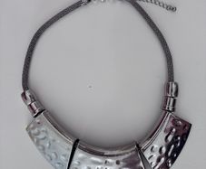 gunmetal-finished statement necklace features three curved, hammered metallic bars connected by a linked chain