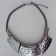gunmetal-finished statement necklace features three curved, hammered metallic bars connected by a linked chain