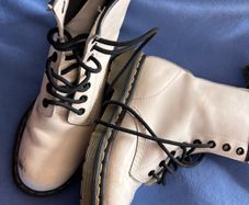 white Doc Martins, UK 4