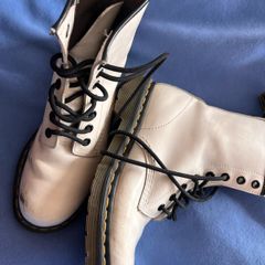 white Doc Martins, UK 4