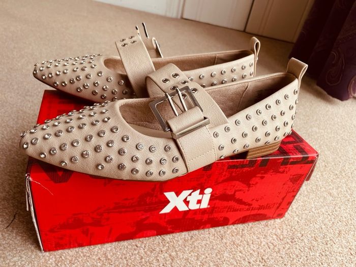 Diamond studded beige flats