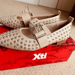 Diamond studded beige flats