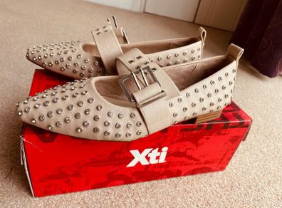 Diamond studded beige flats